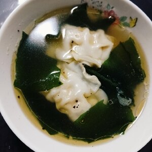 簡単おかずスープ♪水餃子入り♪わかめの中華スープ